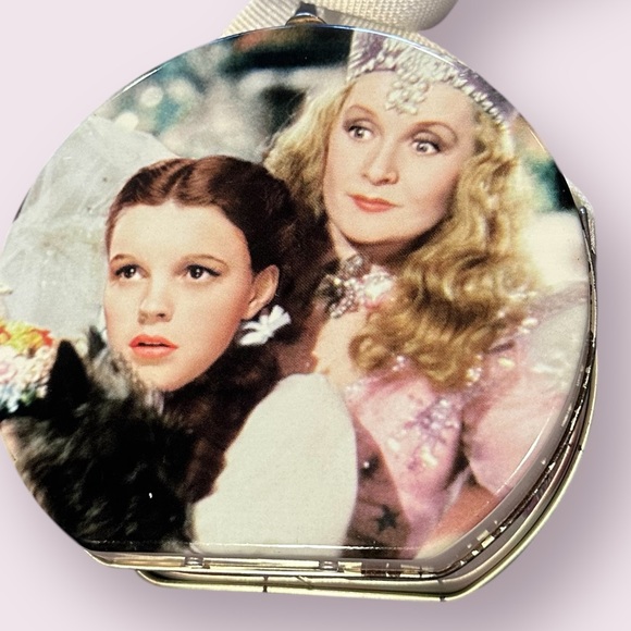 The Wizard of Oz Dorothy And Glinda Small Round Metal Tin Lunchbox Purse 1999 - Picture 9 of 10
